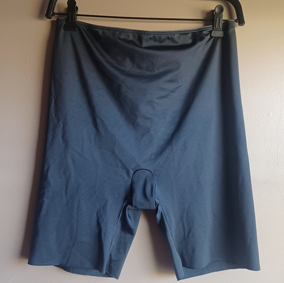 SOLD‼️....SPANX (Tank & Short) - Picture 5 of 7